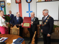 Wręczenie pamiątkowego ryngrafu przez przedstawicieli samorządu gminy Tuchola