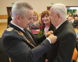 Burmistrz wręcza medale za długoletnie pożycie małżeńskie