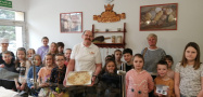 Uczestnicy wizyty w piekarni Piotra Latzkego