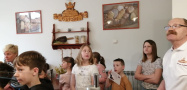 Uczestnicy wizyty w piekarni Piotra Latzkego
