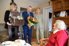 Burmistrz Tucholi wręcza jubilatce kwiaty, fot. Tygodnik Tucholski