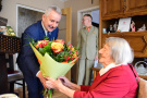 Burmistrz Tucholi i kierowniczka USC Lucyna Gorzula z upominkami i kwiatami dla stulatki, fot. Tygodnik Tucholski