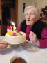 Pani Antonina zdmuchuje świeczki z tortu, fot. archiwum rodzinne