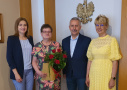 Barbara Witkowska w towarzystwie burmistrza, zastępcy i dyrektorki szkoły