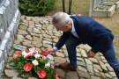 Burmistrz składa wiązankę kwiatów przy Pomniku Pomordowanych w Rudzkim Moście
