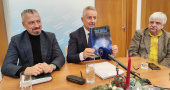 Burmistrz Tadeusz Kowalski prezentuje roboczą jeszcze wersję nowego albumu