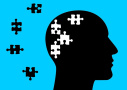 Grafika przedstawia kontur głowy ludzkiej z puzzlami, fot. Pixabay