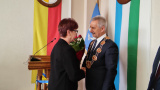 Burmistrz Tucholi przyjmuje gratulacje od jednej z radnych