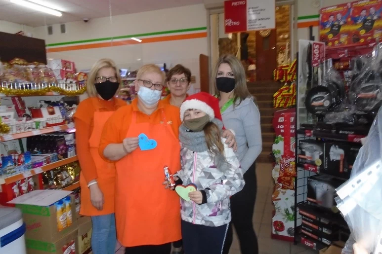 Na zdjęciu wolontariuszka Natalia w towarzystwie pań ekspedientek w jednym ze sklepów