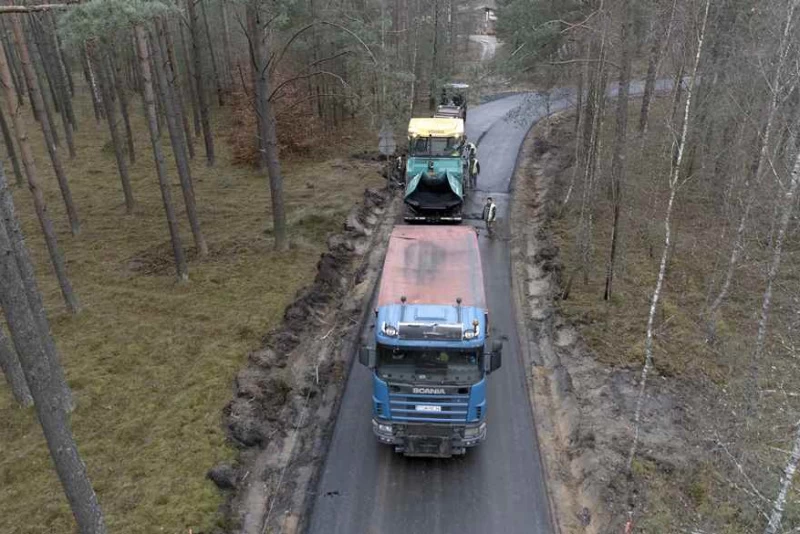Trwają prace przy przebudowie ponad kilometrowego odcinka drogi gminnej Legbąd – Łosiny wraz z włączeniem się w drogę wojewódzką nr 237.