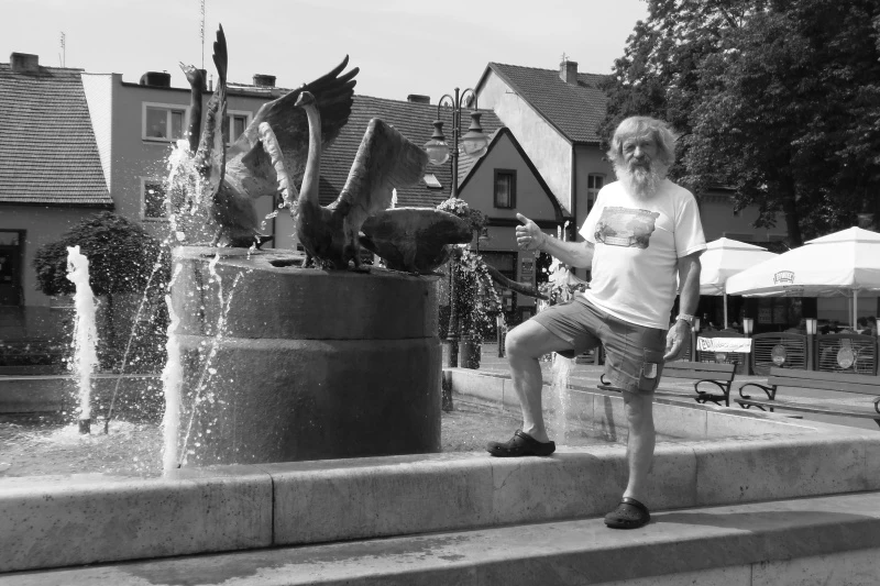 Na zdjęciu Aleksander Doba przy fontannie na rynku w Tucholi
