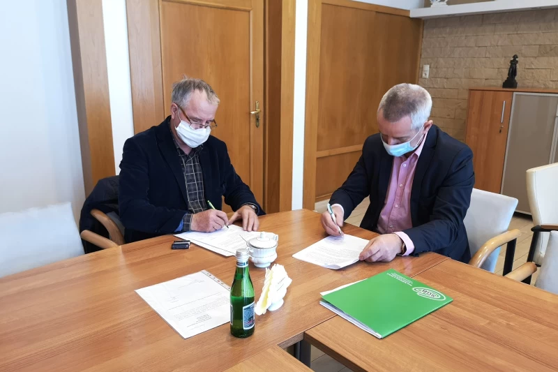 Burmistrz Tucholi i przedstawiciel wykonawcy podpisują umowę na przebudowę drogi Łosiny - Fojutowo