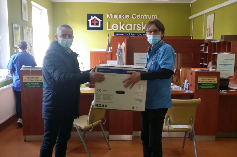 Burmistrz Tadeusz Kowalski przekazuje drukarkę prezesowi MCL w Tucholi