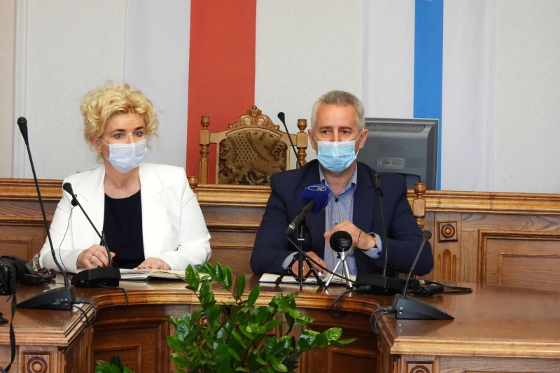 Na zdjęciu od lewej radca prawny Zofia Kujath-Mrugowska i burmistrz Tucholi Tadeusz Kowalski podzcas konferencji prasowej