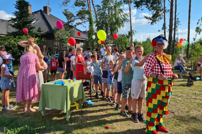 Dzieci z balonami w towarzystwie klauna, fot. TOK