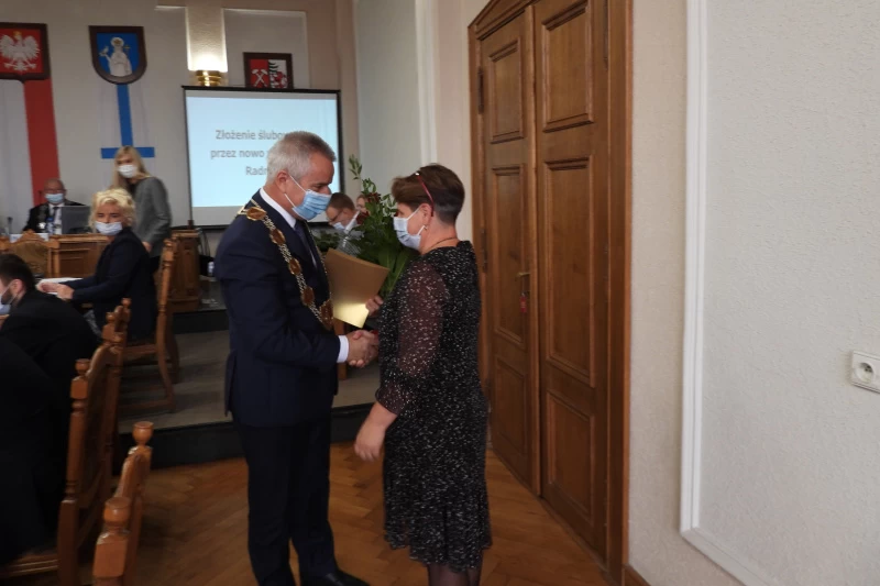 Barbara Grontkowska odbiera gratulacje i kwiaty od burmistrza Tadeusza Kowalskiego