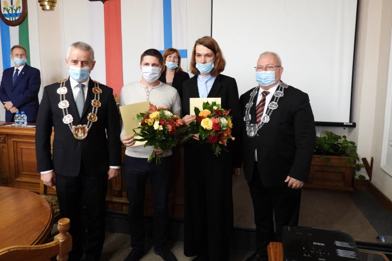 Laureaci konkursów w towarzystwie burmistrza i przewodniczącego Rady Miejskiej w Tucholi