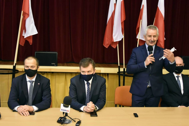 Minister Łukasz Schreiber, burmistrz Tadeusz Kowalski i wicewojewoda Radosław Kempinski