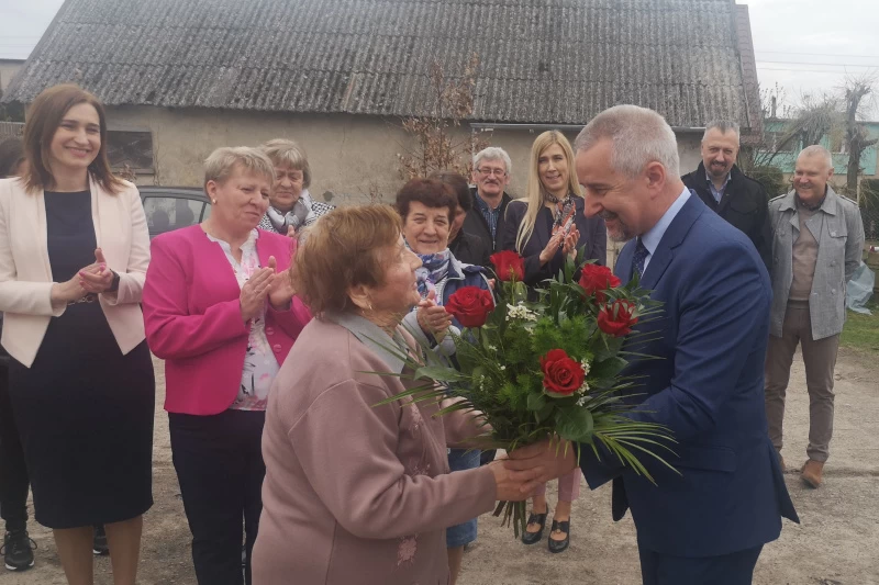 Burmistrz wręcza kwiaty pani Alicji Szamockiej