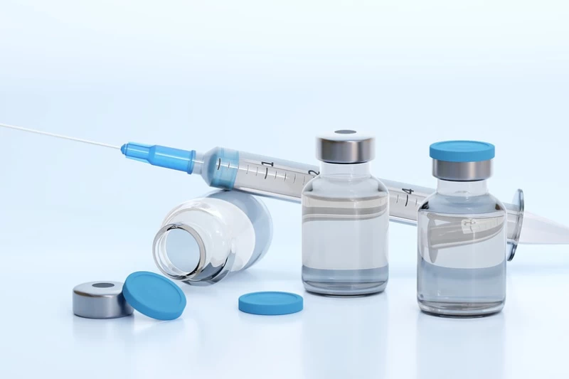 zdjęcie przedstawia strzykawkę z igłą oraz ampułki ze szczepionką, źródło: pixabay