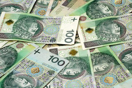 zdjęcie przedstawia banknoty 100 złotowe, źródło: pixabay
