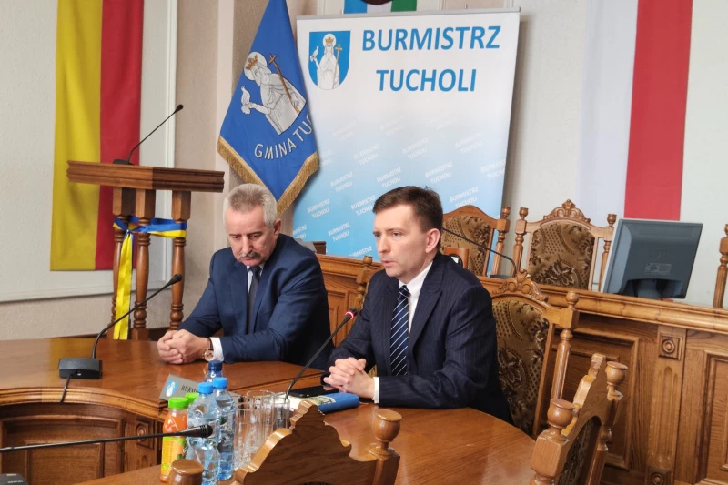 Burmistrz Tucholi Tadeusz Kowalski i minister Łukasz Schreiber