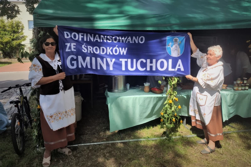 Zdjęcie przedstawia panie trzymające szyld z napisem dofinansowano ze środków gminy Tuchola