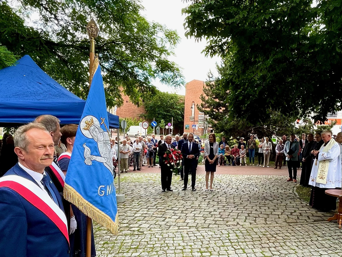 Delegacja gminy Tuchola z wiązanką kwiatów