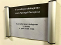 Tabliczka informacyjna z godzinami porad psychologicznych