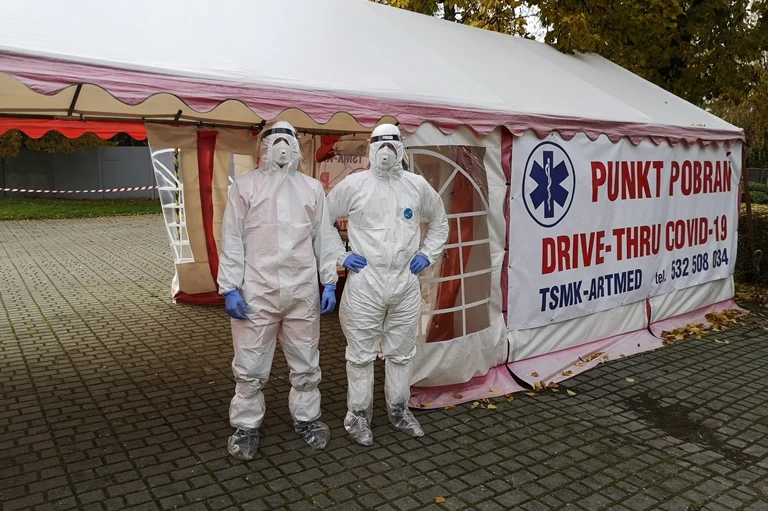 W Tucholi działa punkt poboru wymazów na obecność koronawirusa, tzw. drive-thru. Punkt znajduje się przy ul. Ogrodowej - w Parku Zamkowym za Urzędem Miejskim w Tucholi.