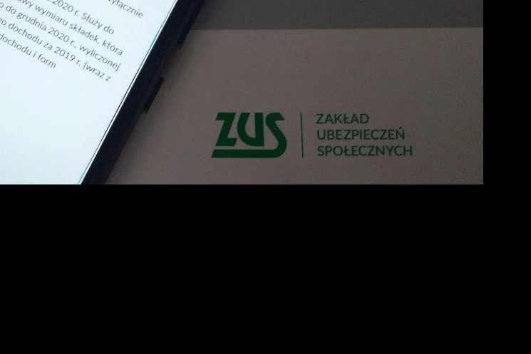 Na zdjęciu widnieje telefon komórkowy oraz logo ZUS