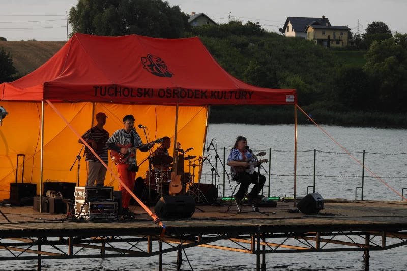 Koncert szant nad jeziorem Głęboczek w Tucholi