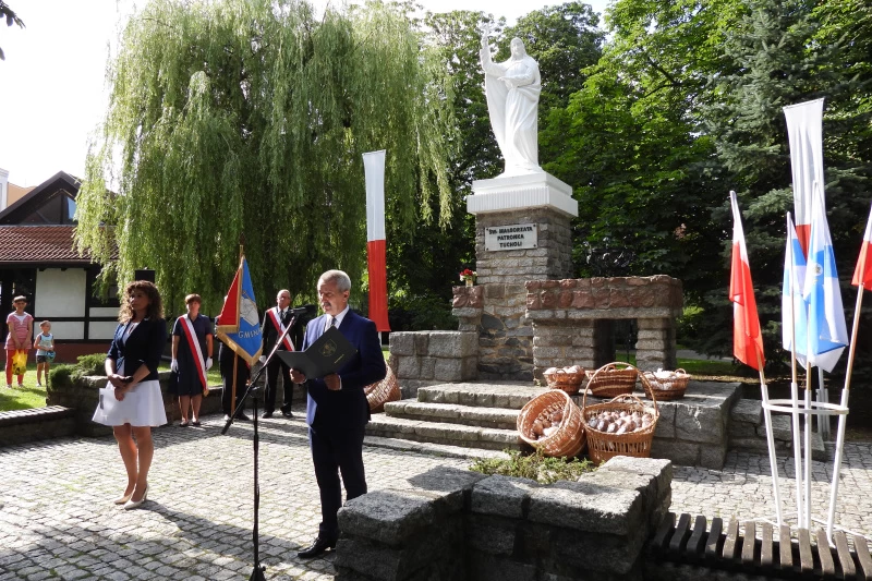 Na zdjęciu burmistrz Tucholi podczas wygłaszania okolicznościowego przemówienia