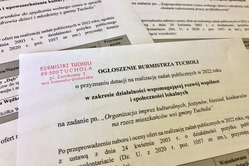 Zdjęcie nagłówków dokumentów o rozstrzygnięciu konkursów