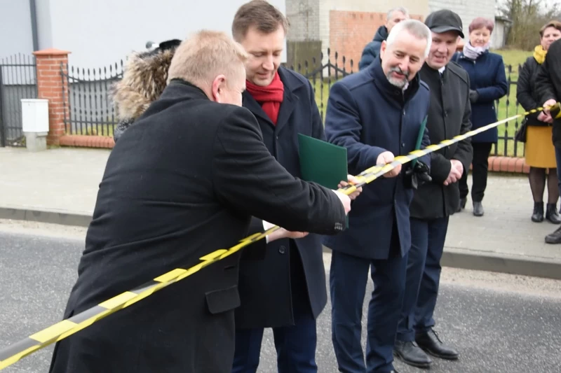 Symbolicznego przecięcia wstęgi dkonał minister Łukasz Schreiber, burmistrz Tadeusz Kowalski i samorządowcy z powiatu tucholskiego