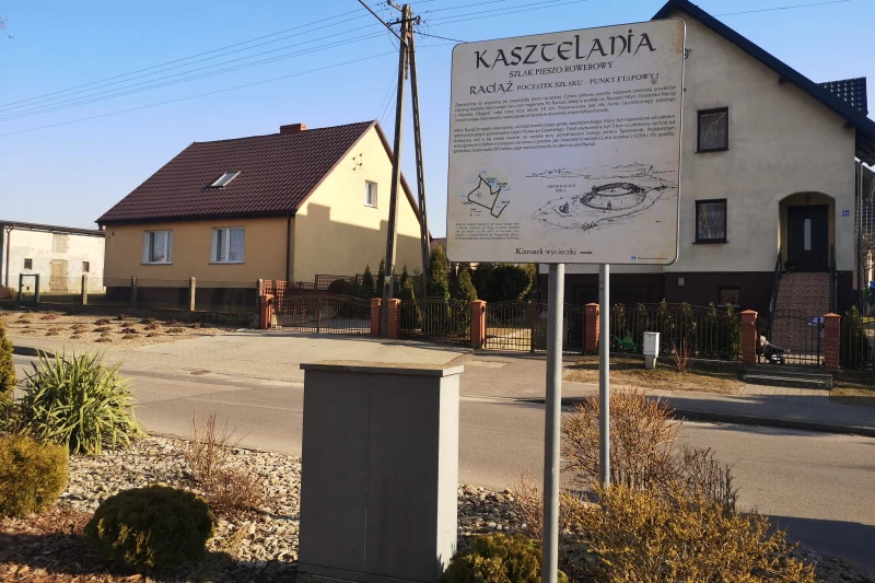 Tablica w Raciążu informująca o szlaku "Kasztelania"