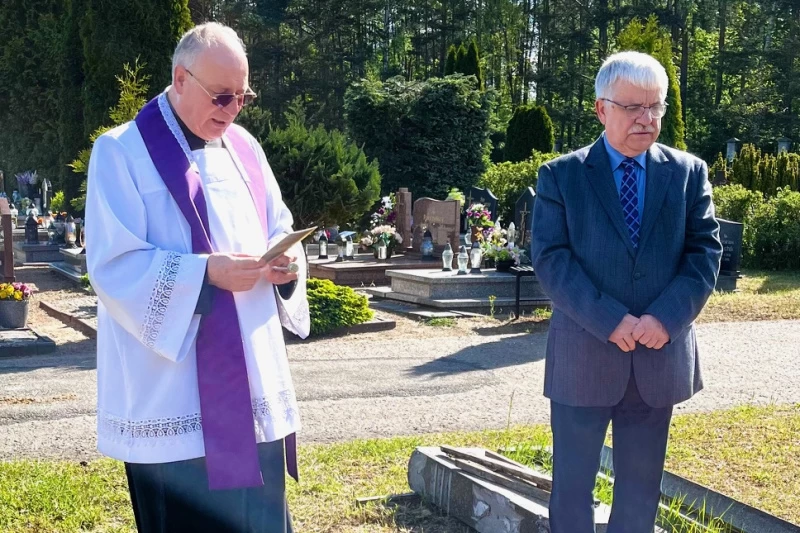 Na zdjeciu ks. Wiesław Herold i radny Paweł Cieślewicz podczas ceremonii pogrzebowej